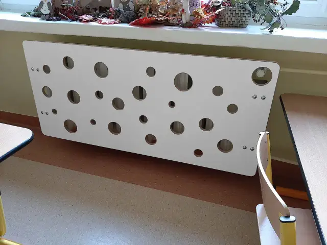 Oto moja osłona na kaloryfer zrób to sam, z otworami w kształcie kółek.