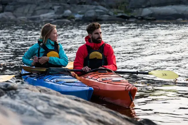 Ubiór na spływ kajakowy: Co założyć na każdą pogodę?