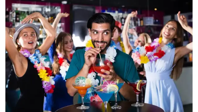 Strój na imprezę hawajską: inspiracje i porady (do 70 znaków)