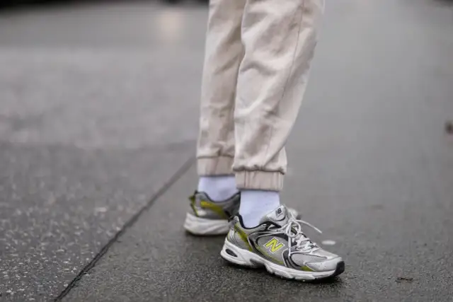 Jakie buty do spodni z gumką na dole, by wyglądać stylowo?