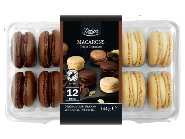 Opakowanie z 12 czekoladowymi i waniliowymi makaronikami Deluxe.