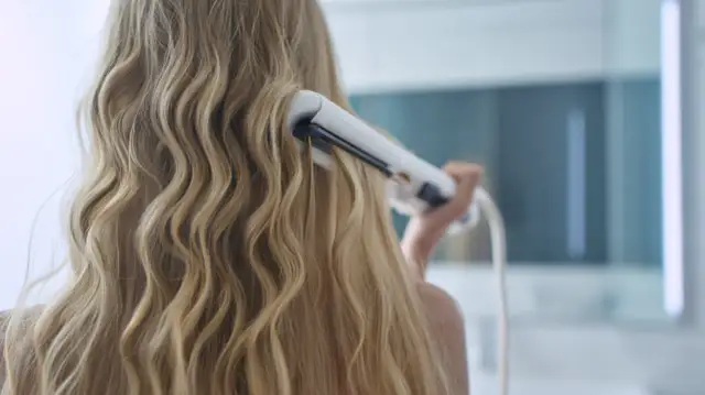 Jak kręcić włosy prostownicą? Trwałe loki i fale bez błędów!