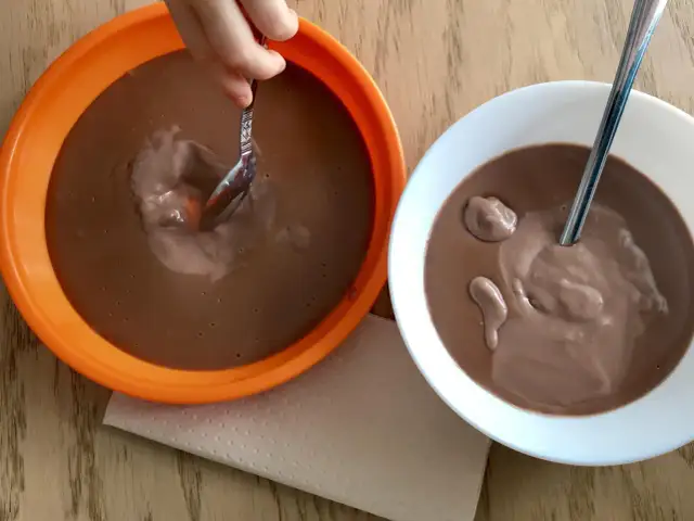 Aksamitny budyń czekoladowy: Prosty przepis bez grudek