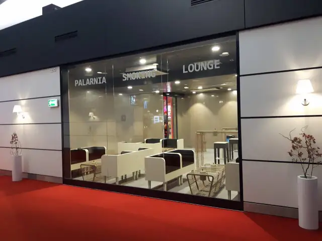 Na lotnisku w Gdańsku jest palarnia. Widać ją przez szklaną ścianę, w środku są wygodne fotele i stoliki.