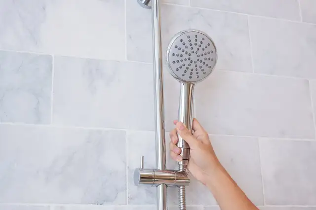 Na jakiej wysokości zamontować słuchawkę prysznicową dla komfortu?