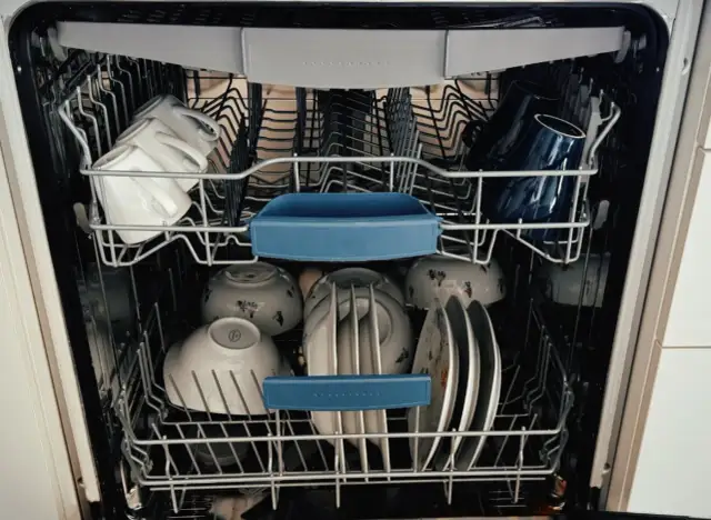 W zmywarce naczynia, w tym kubki i miseczki. Czy silikon można myć w zmywarce? Tak, jeśli jest przeznaczony do tego celu.