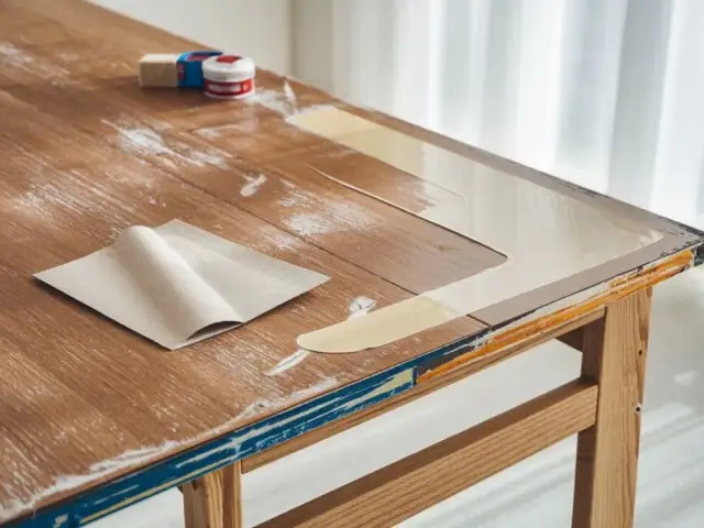 Jak okleić stół? Kompletny poradnik DIY odnowa mebla za grosze