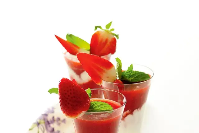 Smakowite drinki z truskawkami, które zachwycą Twoich gości