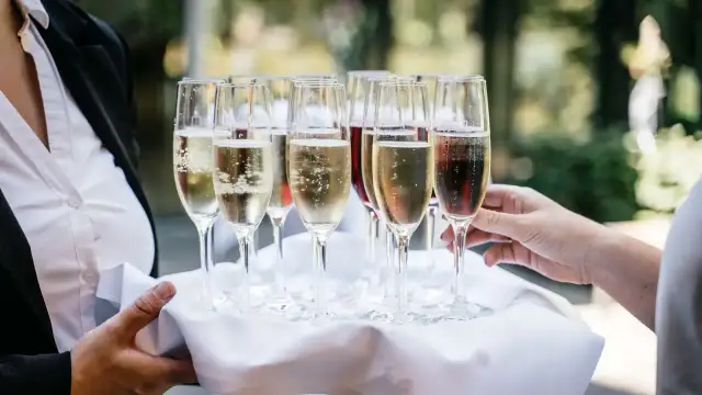 Taca z kieliszkami pełnymi musującego prosecco drink zamiast proseco. Idealny na toast!