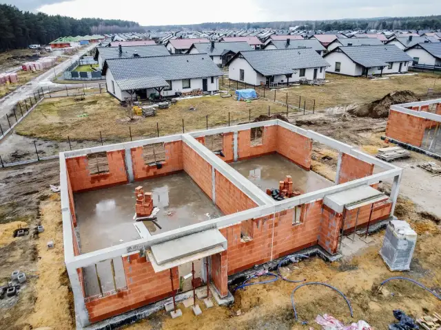 Budowa domu od podstaw. Fundamenty i pierwsze mury z cegły to kluczowy etap, gdy zastanawiasz się, deweloper jak zacząć.