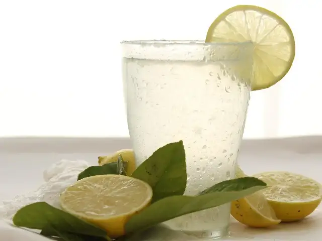 Domowy izotonik: Przepisy, które nawodnią lepiej niż woda!