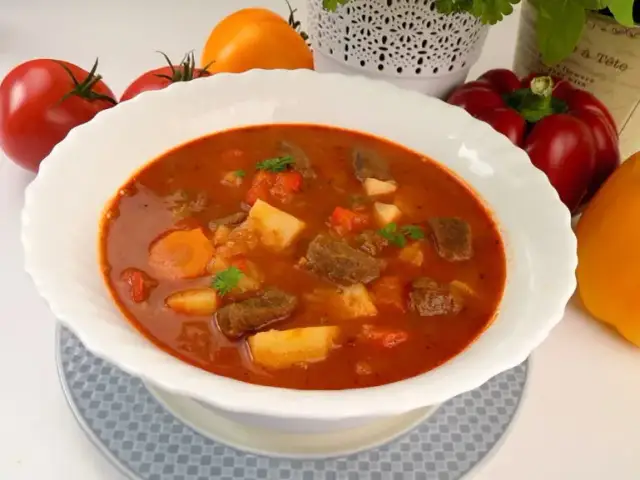 Jak zagęścić zupę gulaszową, aby była idealnie gęsta i smaczna