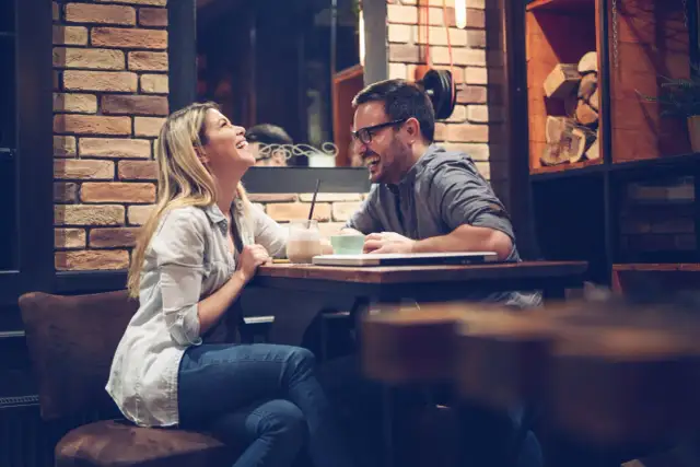 Tematy na randkę: Jak rozmawiać, by zrobić wrażenie?