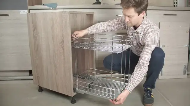 Jak bezpiecznie i szybko wyjąć kosz cargo z szafki: praktyczne wskazówki