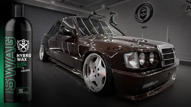 Butelka wosku samochodowego SWAG Hybrid Wax obok lśniącego, brązowego Mercedesa 190.