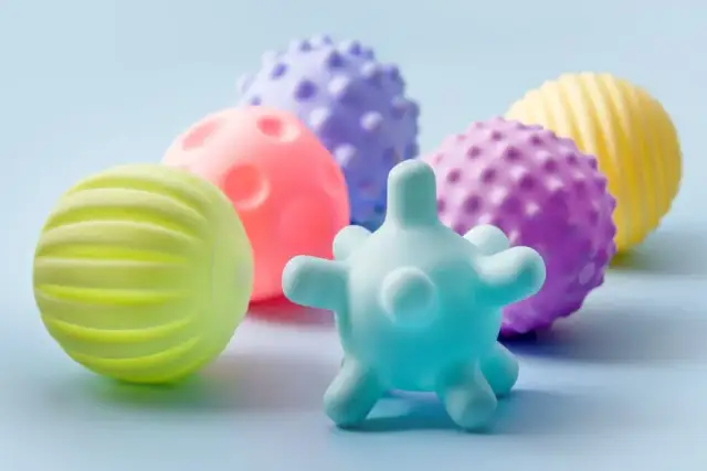 Piłeczki sensoryczne – klucz do rozwoju zmysłów u Twojego dziecka