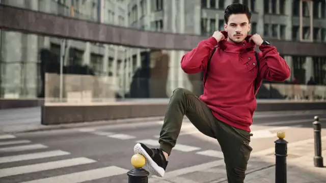 Jak nosić bluzy oversize? Stylowe triki dla każdej sylwetki!