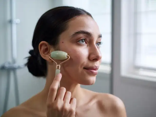 Jak używać rollera do twarzy? Pełny przewodnik krok po kroku