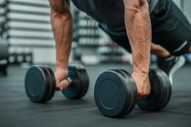 Co daje białko po treningu? Pełny przewodnik po korzyściach