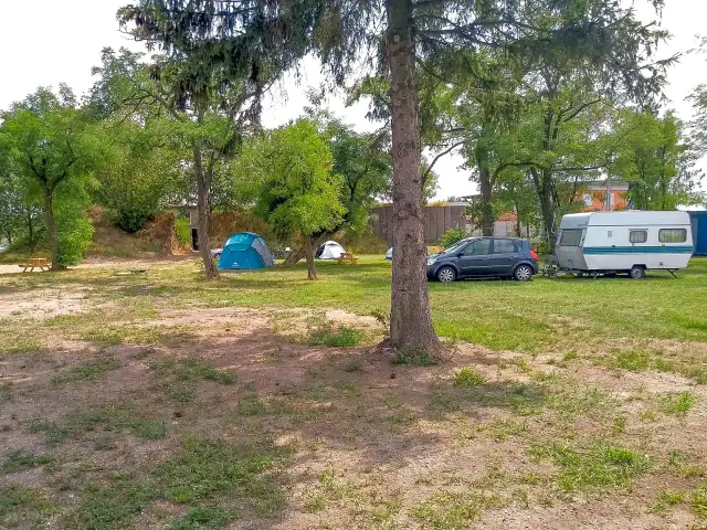 Ile kosztuje postawienie przyczepy kempingowej nad jeziorem? Sprawdź ceny!