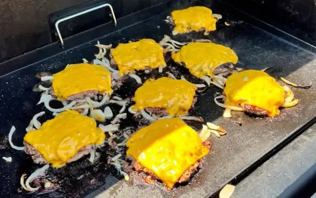 Co to smash burger? Odkryj sekrety idealnego burgera z grilla