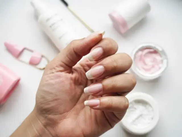 Jak zapuścić paznokcie? Odkryj sekrety mocnych i zdrowych!