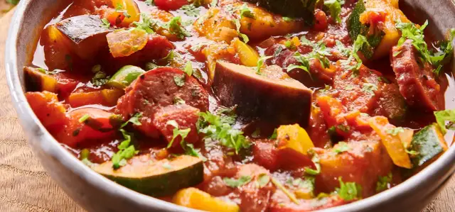 Kiełbasa na kolację: Przepisy, porady jak wybrać i jeść zdrowo