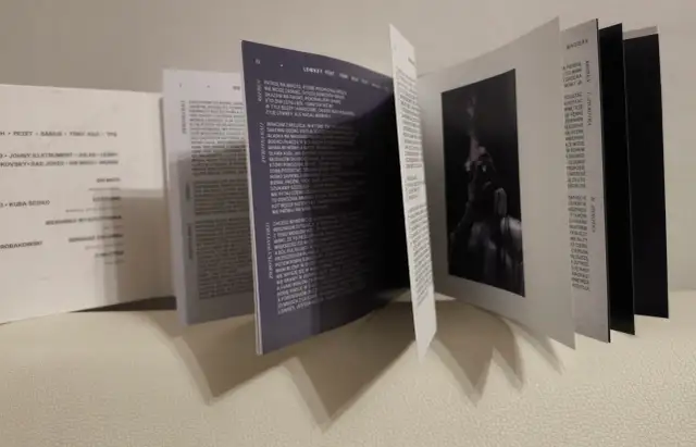 Otwarta książeczka z tekstami piosenek, w tym "Lowkey feat. Tony Kilo". Widoczna sylwetka artysty.