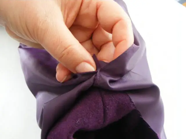 Jak skrócić rękawy w bluzce bez szycia i zniszczeń materiału