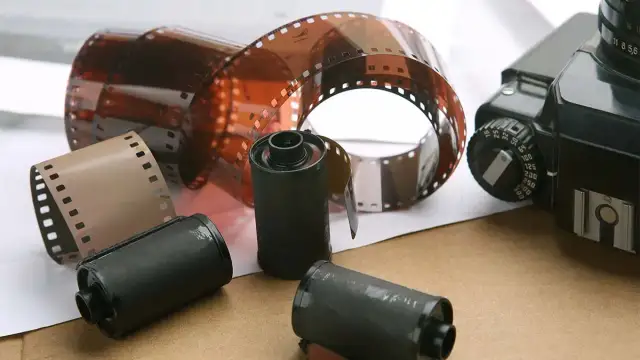 Gdzie wywołać zdjęcia z kliszy w Warszawie? Sprawdź najlepsze miejsca