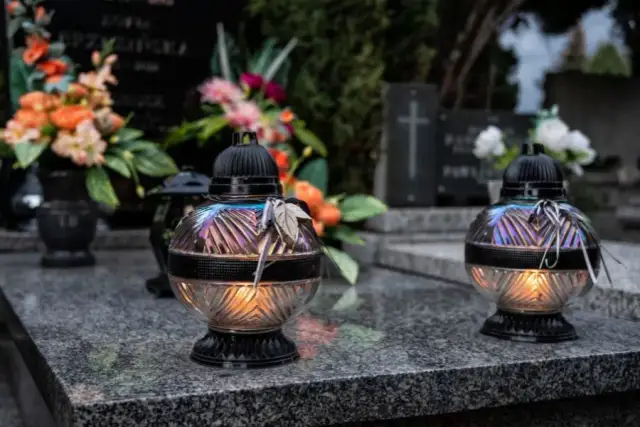 Które wkłady do zniczy palą się najdłużej? Sprawdź najlepsze opcje