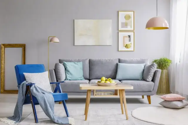 Mały salon w bloku? Urządź go sprytnie! Triki eksperta