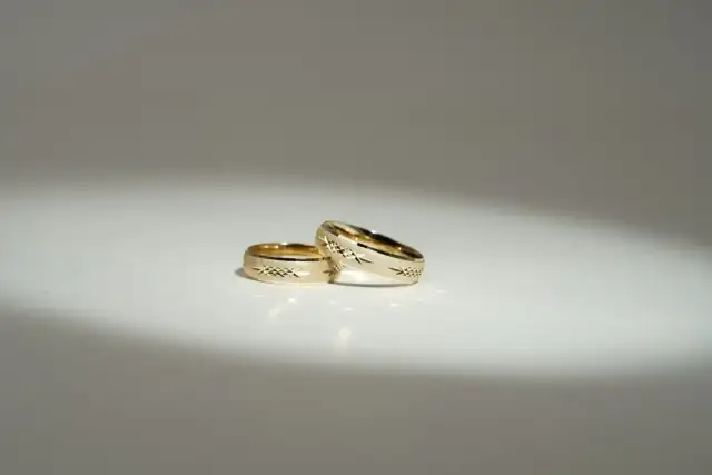 Jak powinna leżeć obrączka, aby uniknąć dyskomfortu i otarć