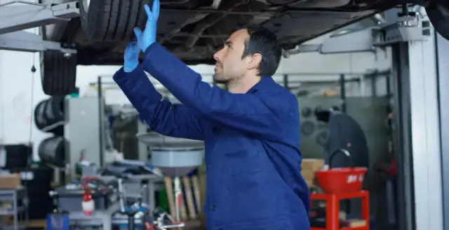 Ile kosztuje pierwszy przegląd w Polsce? Uniknij nieprzyjemnych kosztów