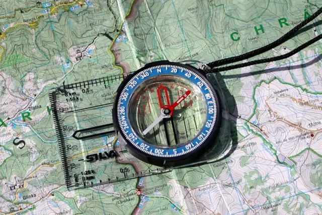 Kompas magnetyczny: wybierz najlepszy model do nawigacji terenowej