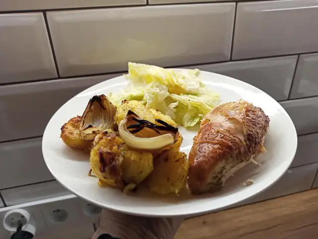 Ile piec całego kurczaka w piekarniku, aby był soczysty i smaczny?