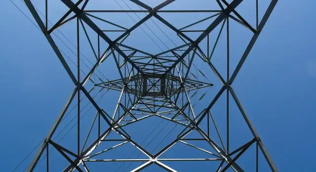 3 warunki przy przyłączaniu prądu: Jak ich uniknąć? Pełny poradnik