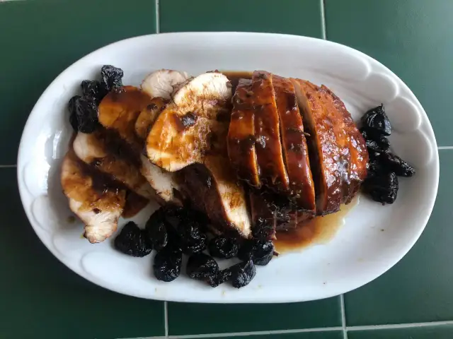 Koniec z suchym indykiem! Soczysta pierś z indyka w sosie: Przepisy