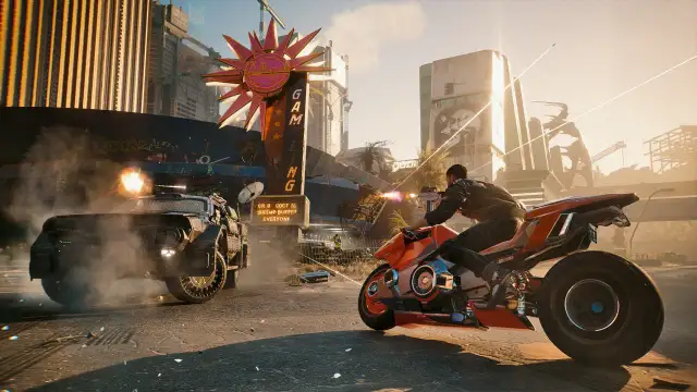 Postapokaliptyczna scena z gry Cyberpunk 2077: mężczyzna na motocyklu strzela do samochodu w futurystycznym mieście.