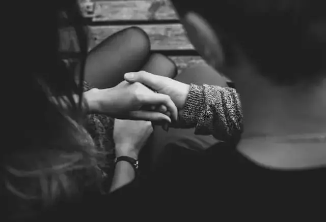 Na której randce złapać za rękę, aby uniknąć niezręczności?