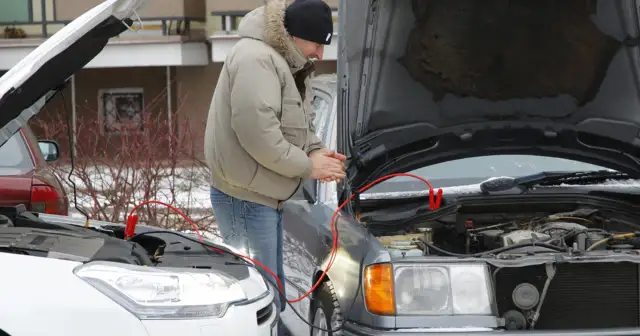 Jak otworzyć auto z rozładowanym akumulatorem? Proste sposoby