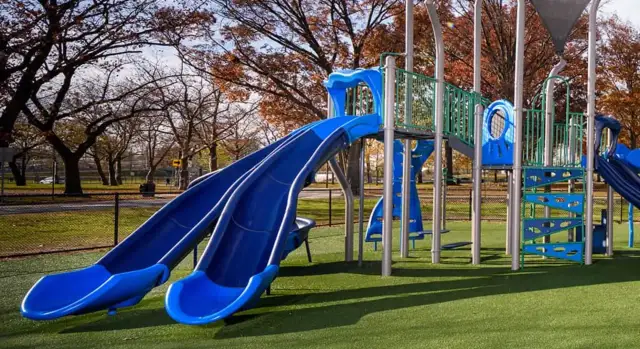 Chcesz założyć plac zabaw? Poznaj normy, koszty i formalności!
