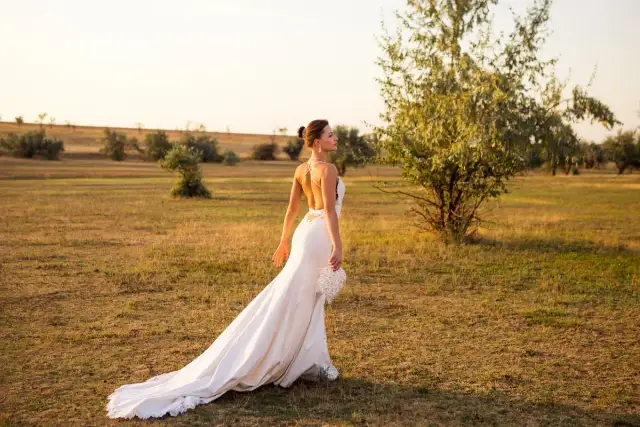 Jak podpiąć tren sukni ślubnej - proste sposoby na eleganckie mocowanie