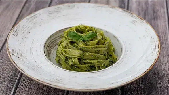 Makaron szpinakowy z czym podać? Odkryj pyszne połączenia