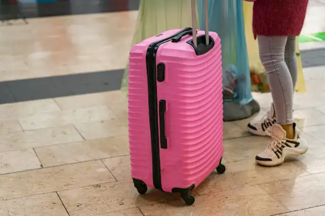Jak prawidłowo zmierzyć wymiary walizki i uniknąć problemów na lotnisku