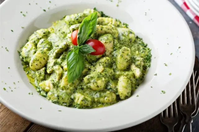 Gnocchi z pesto: Z czym podawać? Odkryj idealne połączenia!