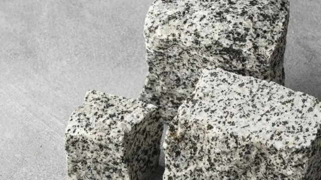 Ile waży blat kuchenny? Zaskakujące różnice w materiałach i wadze