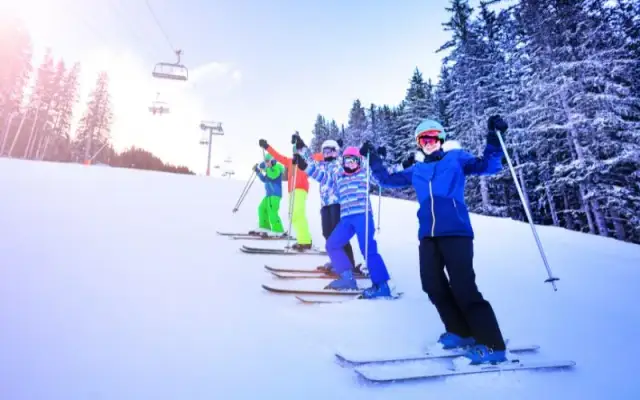 Najlepsze stoki narciarskie blisko Krakowa: Przewodnik 2025