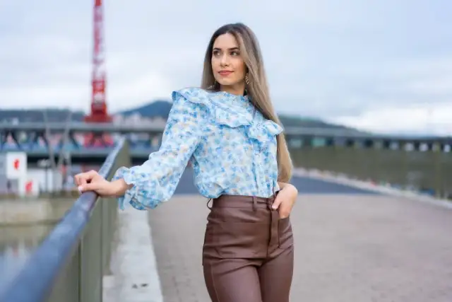 Skórzane spodnie: Jaka bluzka? Stwórz idealny look na każdą okazję.