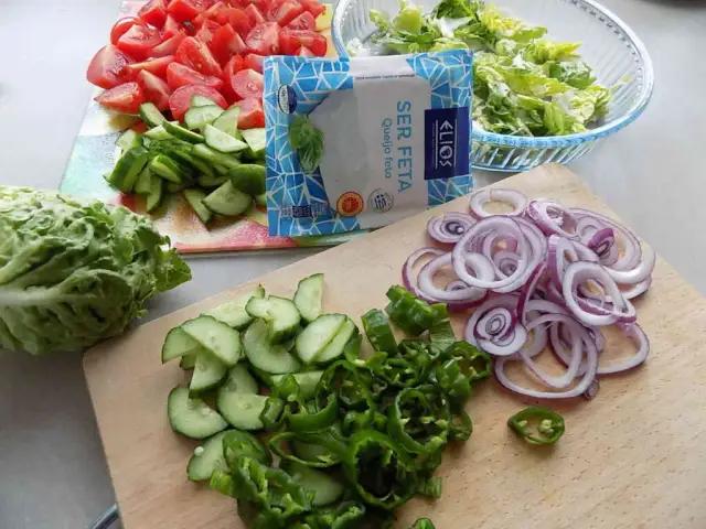 Jaki ser do sałatki? Odkryj idealne połączenia smaków!